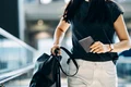 turism turist pasager calatorii femeie pasaport bagaj de mana  Foto Accor jpg