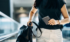 turism turist pasager calatorii femeie pasaport bagaj de mana  Foto Accor jpg