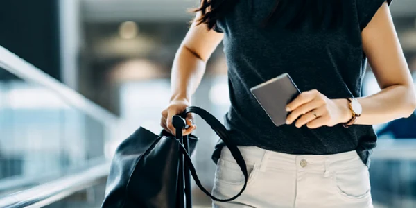 turism turist pasager calatorii femeie pasaport bagaj de mana  Foto Accor jpg