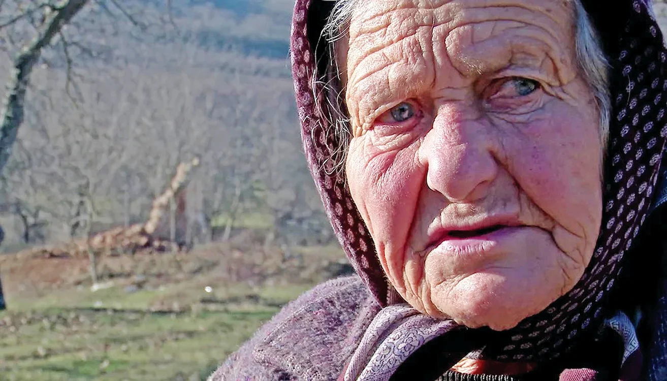 Tanti Maria priveşte  înapoi cu nostalgie. Fotografii: Iulian Bunilă