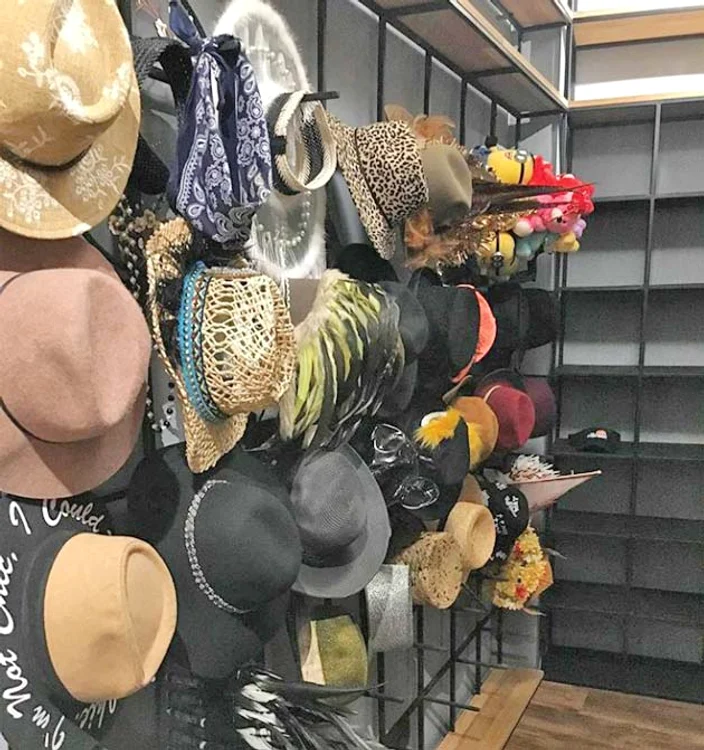 Pălăriile și coifurile  Deliei sunt  ca la expoziție 
