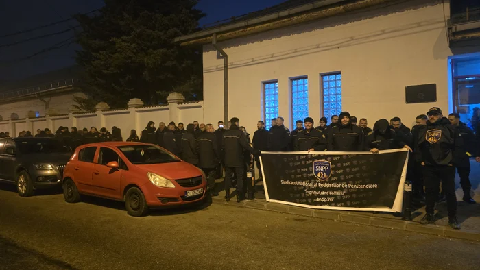 Aproximativ 70 de polițiști au protestat în fața Penitenciarului Craiova FOTO: SNPP Craiova