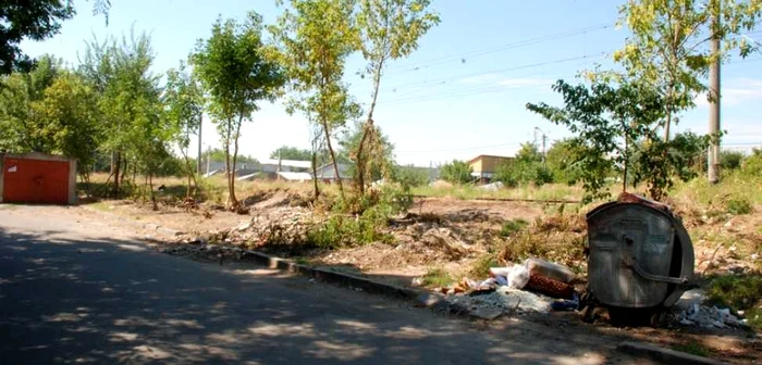 O primă acţiune de amenajare a terenurilor de lângă blocuri a început pe Str. Rândunicii, din cartierul Obor