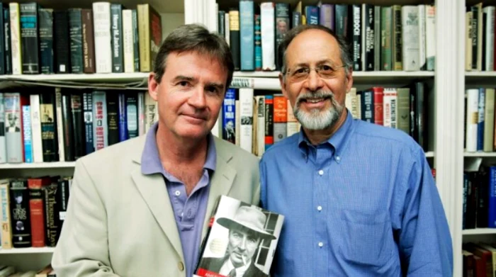 Kai Bird (stânga) și Marty Sherwin (dreapta) cu o copie a cărții lor, American Prometheus