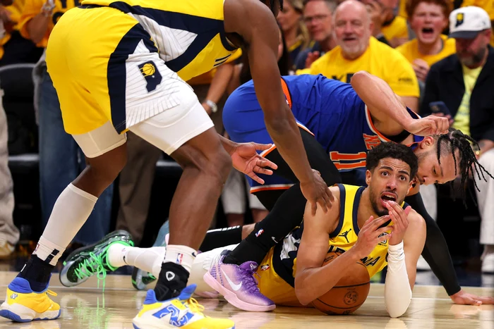 Tyrese Haliburton, la podea, a luptat pentru fiecare minge