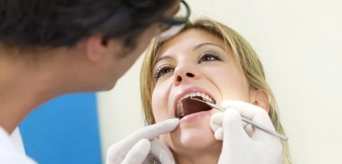 Dacă te confrunţi des cu sângerări gingivale, consultă un medic dentist 