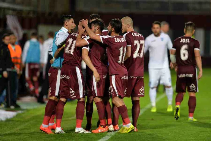 
    Fotbaliştii Rapidului au sărbătorit promovarea, dar au încă emoţii mari în privinţa depunctării, chiar dacă au plătit datoria către fostul lor jucătorFoto: Mediafax  