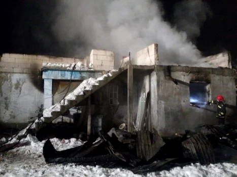 Incendiu Vâlcea - patru copii salvaţi din flăcări Foto Adevărul