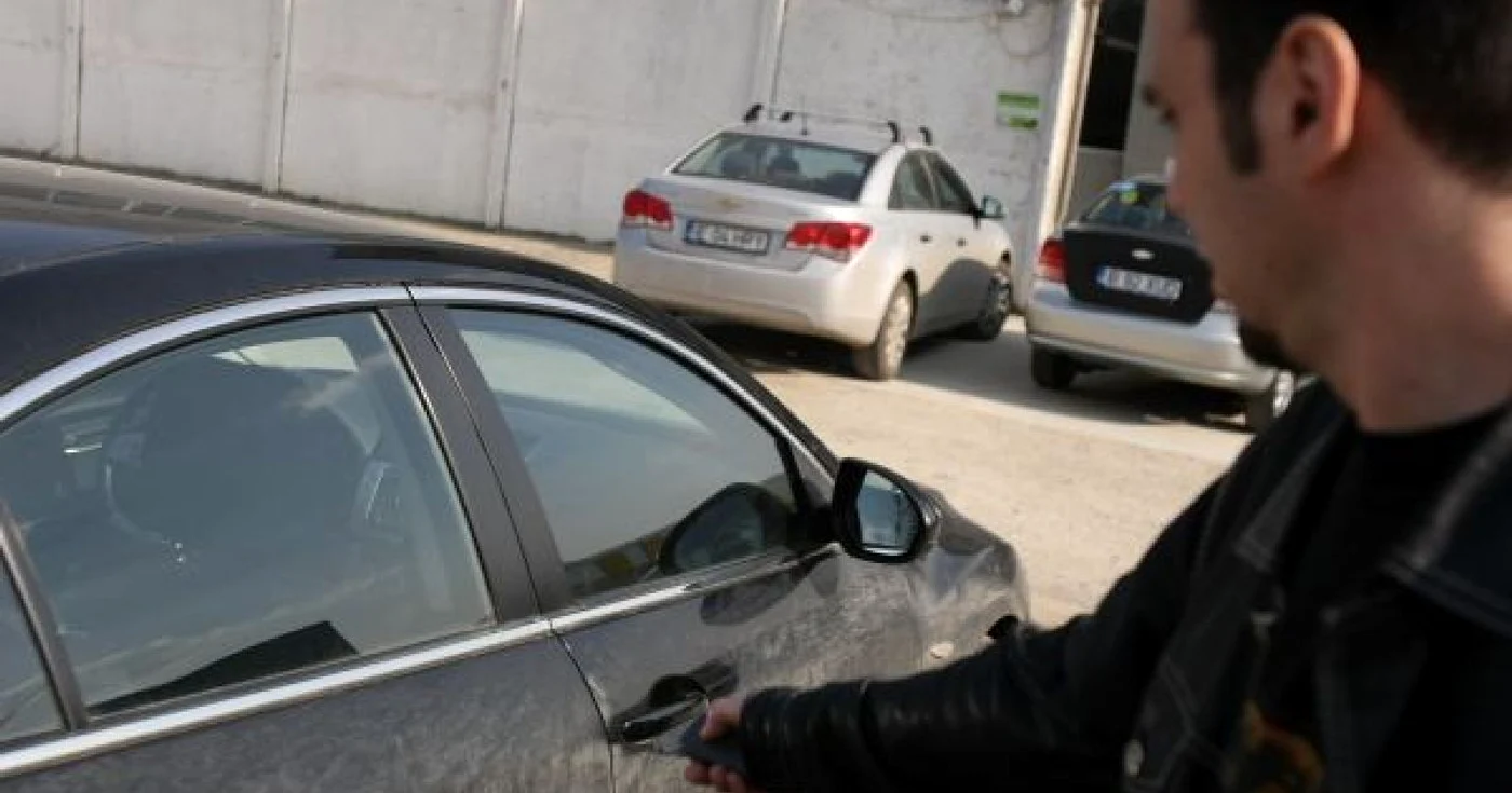 Minorul căuta o maşină neasigurată unde să găsească bunuri de valoare Foto: arhivă Adevărul