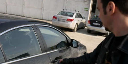 Verificaţi dacă portierele sunt încuiate înainte să plecaţi de lângă autoturism. Arhivă.