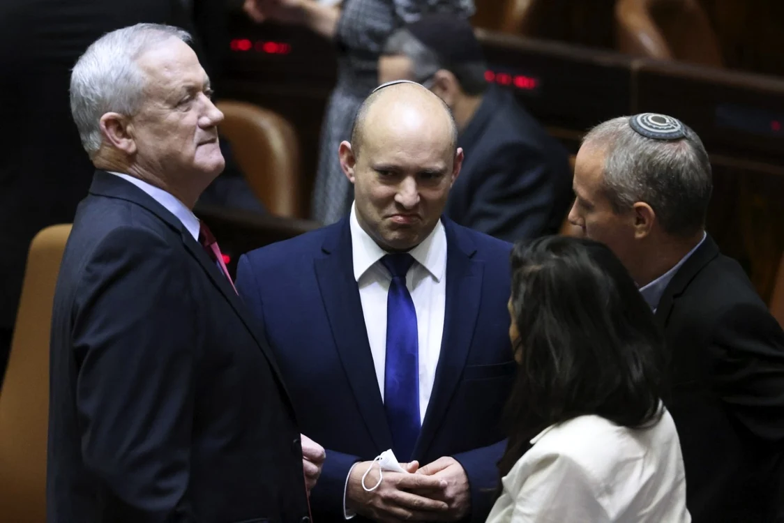 Naftali Bennett (centru) va conduce un guvern de coaliţie formată de opt  formaţiuni politice