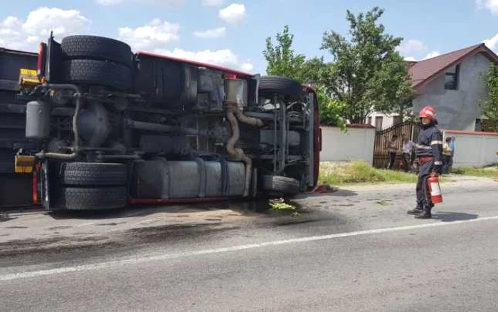 Se aştepată o macara pentru a repune TIR-ul pe roţi