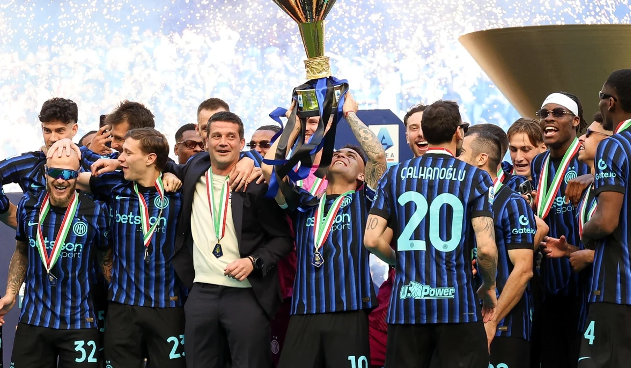 Cristi Chivu și fotbaliștii săi s-au bucurat intens de reușita lor (FOTO: EPA) 