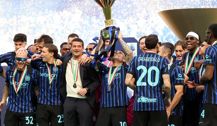 Cristi Chivu și fotbaliștii săi s-au bucurat intens de reușita lor (FOTO: EPA) 