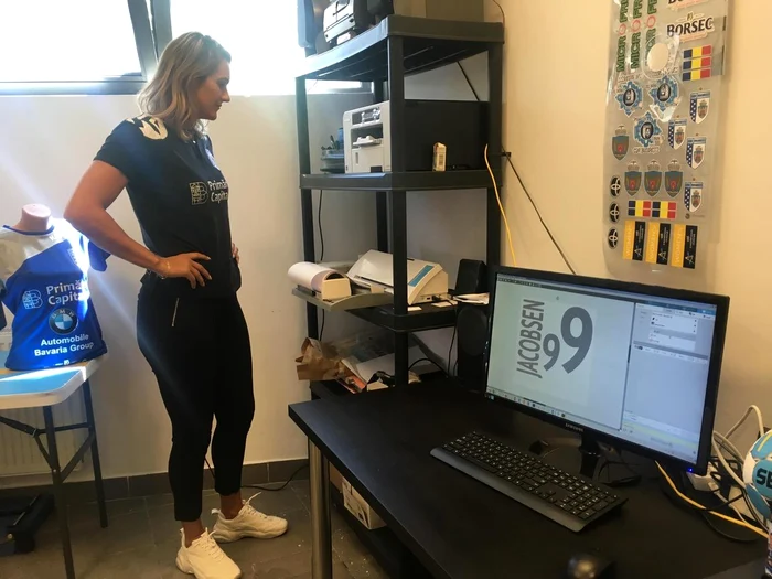 
    Înainte de debutul în Liga Campionilor, handbalista suedeză le-a fost ghid fanilor care doresc să-și personalizeze și să-și achiziționeze produse cu însemnele clubuluiFoto: Click!  