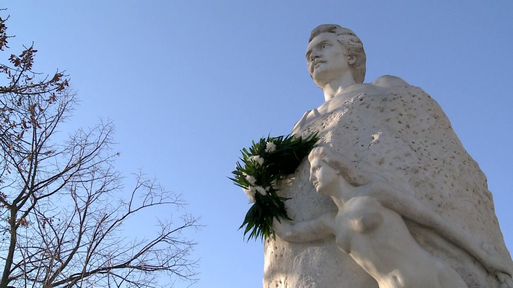 Cea mai veche statuie a lui Eminescu din țară, vandalizată mereu la 15 ianuarie. Hoții, atrași de mâna muzei Veronica Micle