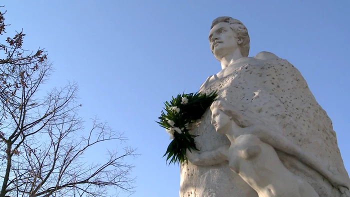 Statuia lui Eminescu din Galați FOTO: Arhivă, Adevărul