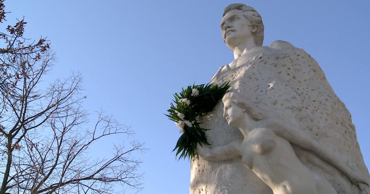 Statuia lui Eminescu, cea mai veche din țară, vandalizată din nou la 15 ianuarie. Hoții, interesați de mâna muzei Veronica Micle.