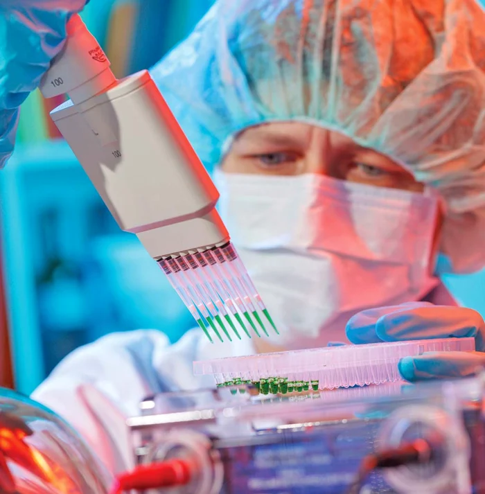 Virusul H7N9 produce la oameni febră, tuse şi respiraţie precipitată, care predispune la pneumonie