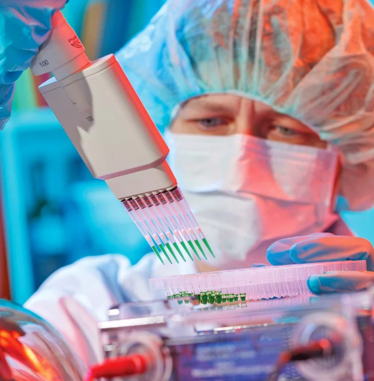 
    Virusul H7N9 produce  la oameni febră, tuse  şi respiraţie precipitată,  care predispune  la pneumonie  