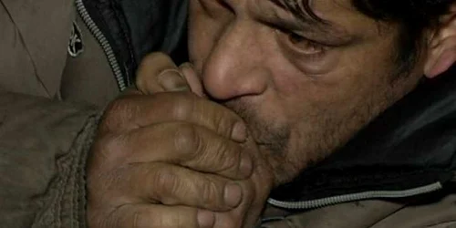 Cristi îndură de 9 ani frigul de pe stradă