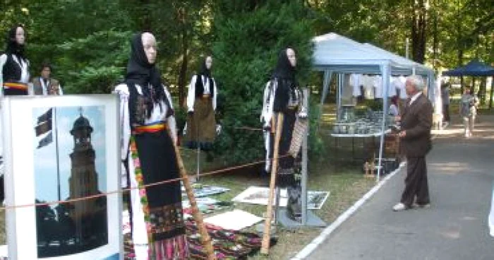 Râmnicu Vâlcea: Se vând costume populare şi oale de sarmale în Parcul Zăvoi