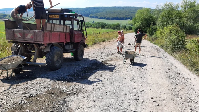 Voluntarii din Franța au reparat drumul de la Cobor FOTO Erwan Joliff