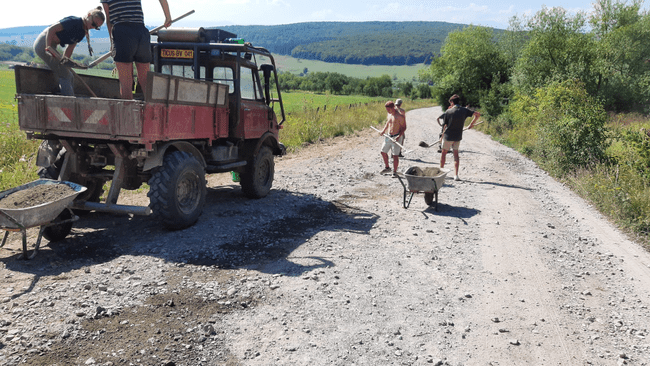 În timp ce localnicii își vedeau de ale lor, voluntarii din Franța le-au reparat drumul și le-au făcut șanțuri