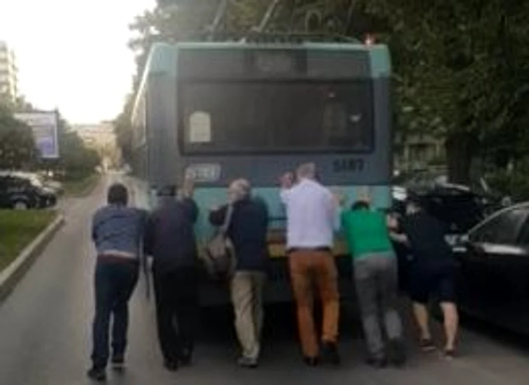 Troleibuzul a fost împins de călători, duminică, 14 iunie, după ce a pierdut rețeaua de curent