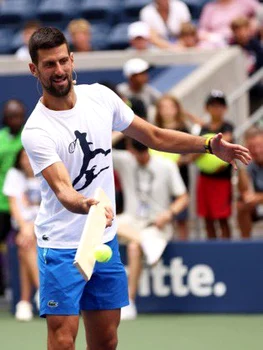 Novak Djokovici jucând tenis cu o scândură. Foto X