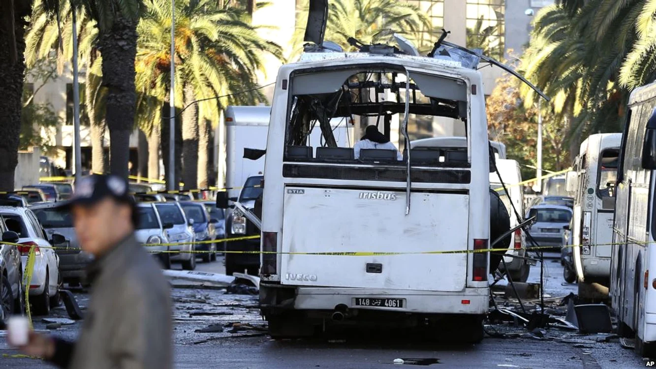 
    Autobuzul în care şi-au pierdut viaţa 13 persoane marţi la TunisFoto: AP  
