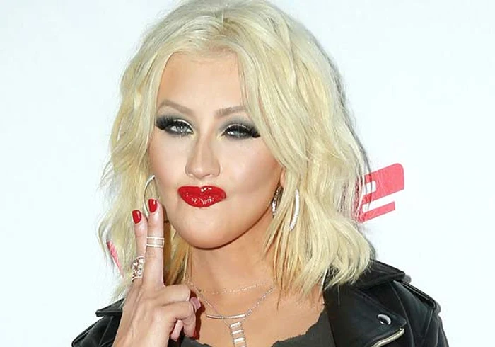 
    Cântăreaţa de 34 de ani a dat o petrecere la ea, la vila din Beverly Hills unde locuieşte împreună cu logodnicul ei Matt Rutler. Motivul: strângere de fonduri pentru Hillary Clinton care candidează la preşedinţie. Primii invitaţi care au ajuns însă la ea  