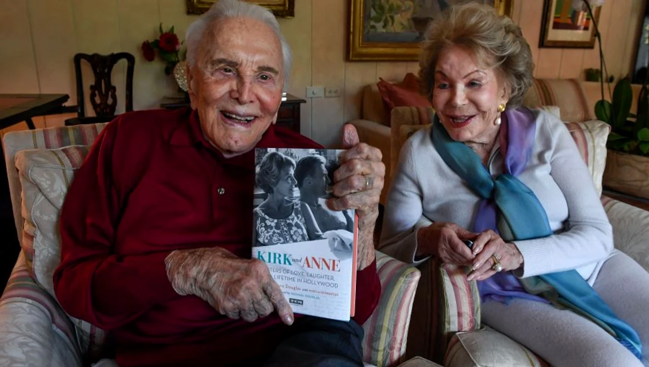 Kirk Douglas, alături de soţia sa, la aniversarea a 101 ani de viaţă Foto:Getty