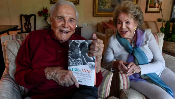 Kirk Douglas, alături de soţia sa, la aniversarea a 101 ani de viaţă Foto:Getty