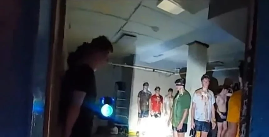 Peste 50 de studenți îmbrăcați sumar, găsiți într-un subsol insalubru în timpul unui presupus ritual de inițiere