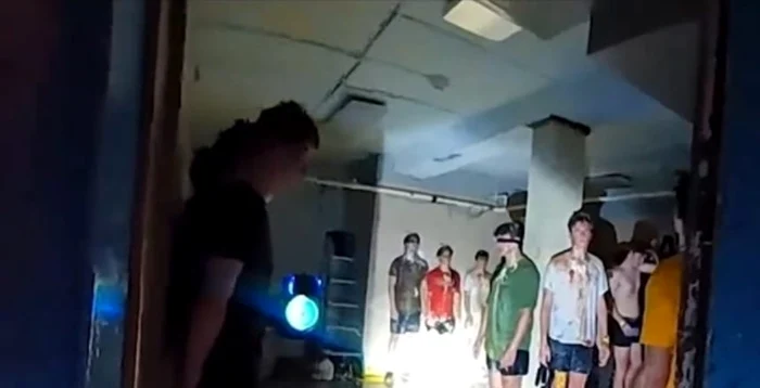 Studenți găsiți în subsolul unei clădiri insalubre FOTO: Captură video