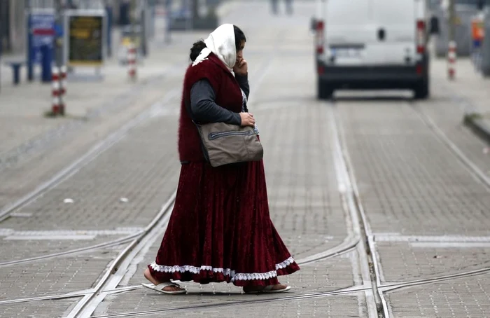 O femeie de etnie romă plimbându-se pe străzile oraşului german Duisburg FOTO AP / imagine cu rol ilustrativ