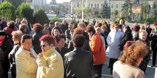 Finanţiştii au blocat ieri activitatea instituţiei