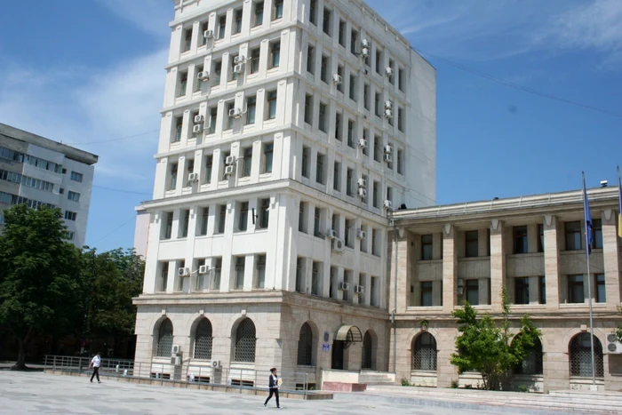 Pe sediul Consiliului Judeţean sunt montate 64 de aparate de aer condiţionat FOTO: Ştefan Borcea