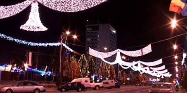 La Piatra Neamţ au fost aprinse luminiţele de sărbători