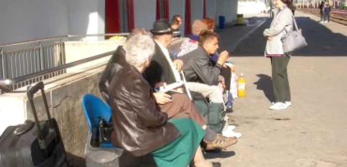 Craiova:  Zeci de călători aşteaptă în Gara Craiova