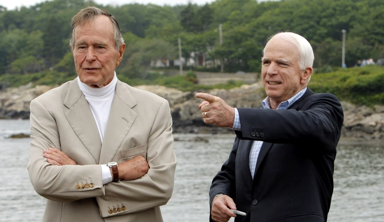 Fostul preşedinte al SUA George H.W. Bush (stânga) şi senatorul american John McCain (dreapta), în iulie 2008 FOTO Reuters