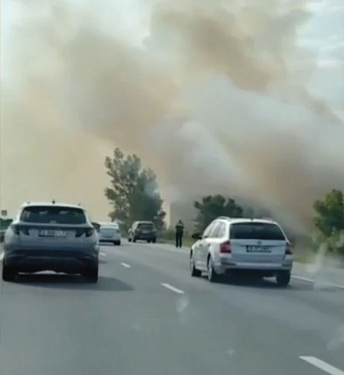 Unul din blocajele de trafic de pe A 2 a apărut după un incendiu de vegetație. Foto: Blitz