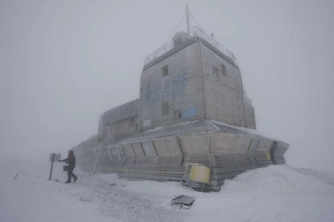 Stația meteo de la Vf.Omu FOTO Adevărul