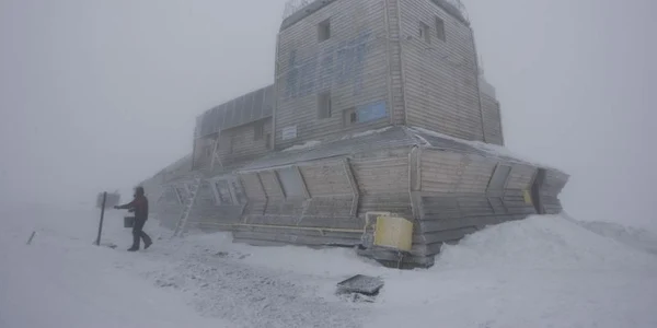 Meteorologii de la staţia Vârful Omu 
