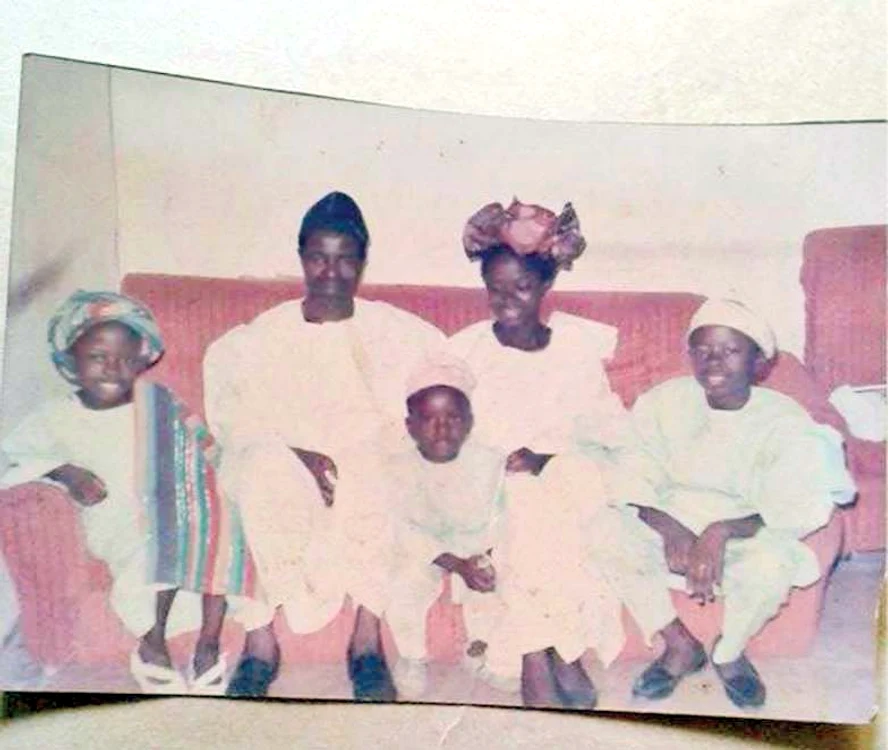 Tobi, alături de părinţii, fratele şi sora lui, pe când era mic, în Nigeria