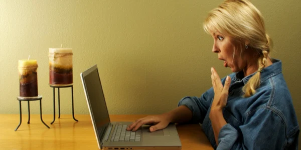 mama care spioneaza laptop