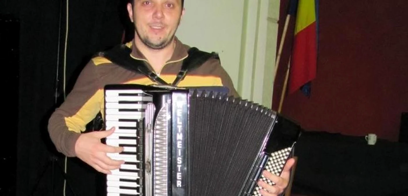 Vali a cântat la vârsta de 15 ani la nuntă