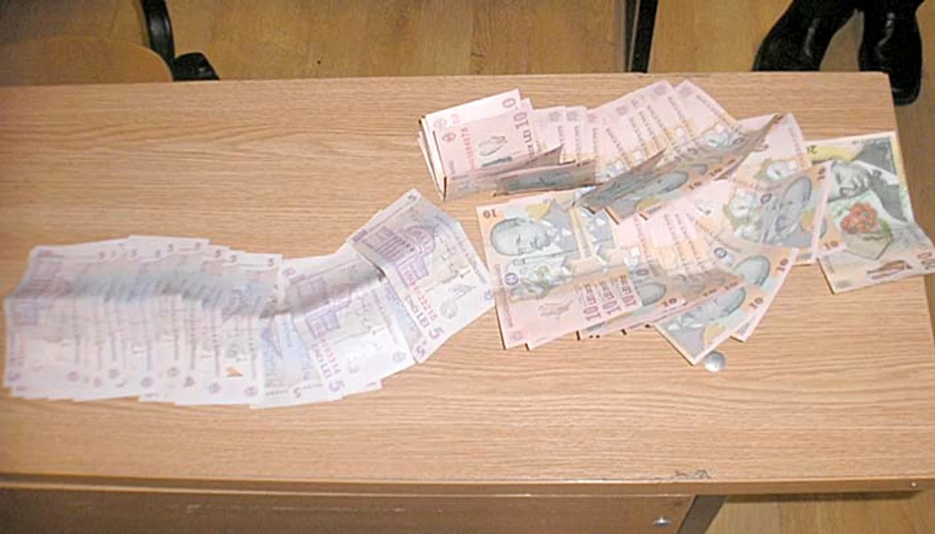 Banii pe care i-a furat hoţul de la păcănele 