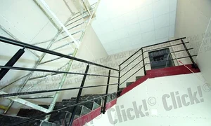 Scările au fost construite, iar pereţii  au fost placaţi cu panouri de gips carton jpeg